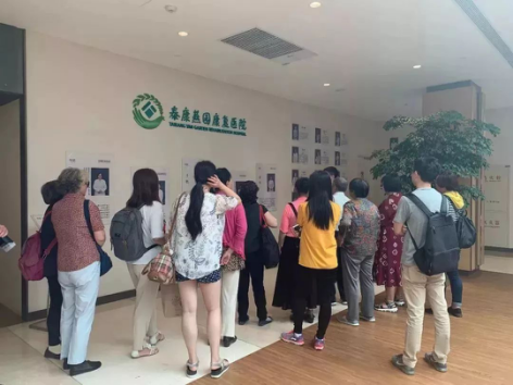 带老爸看完排队2年才能住上的养老社区，我差点掉泪！