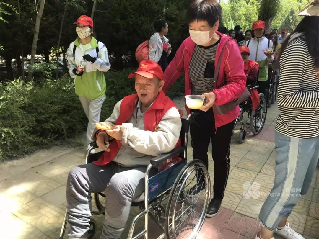 游园赏花 共庆端午佳节